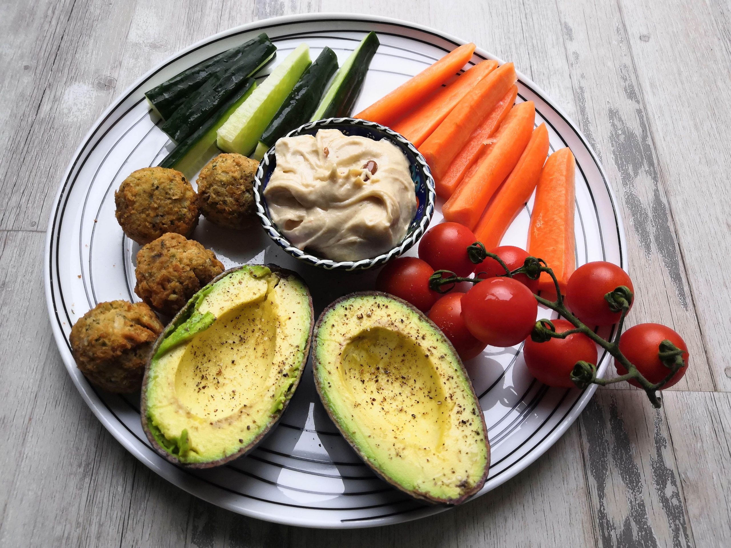 Veg, falafel and humus plate